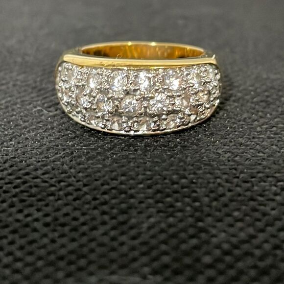 Beautiful ring  - Picture 1 of 7